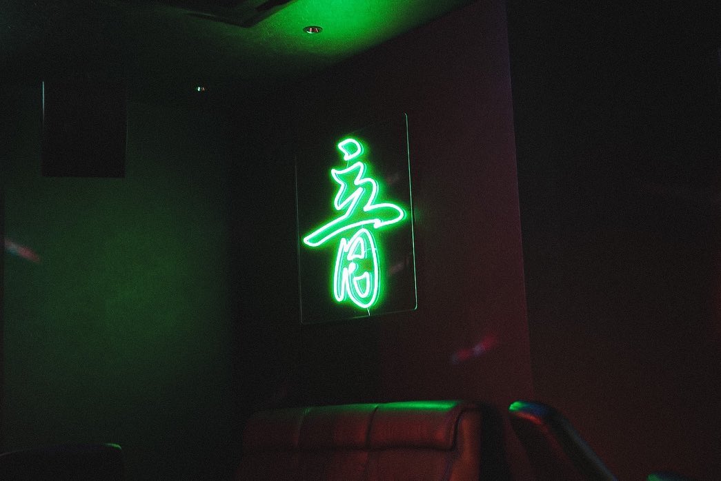中洲のDJバー「Bar agaro」様の店内を彩るLEDネオンサイン
