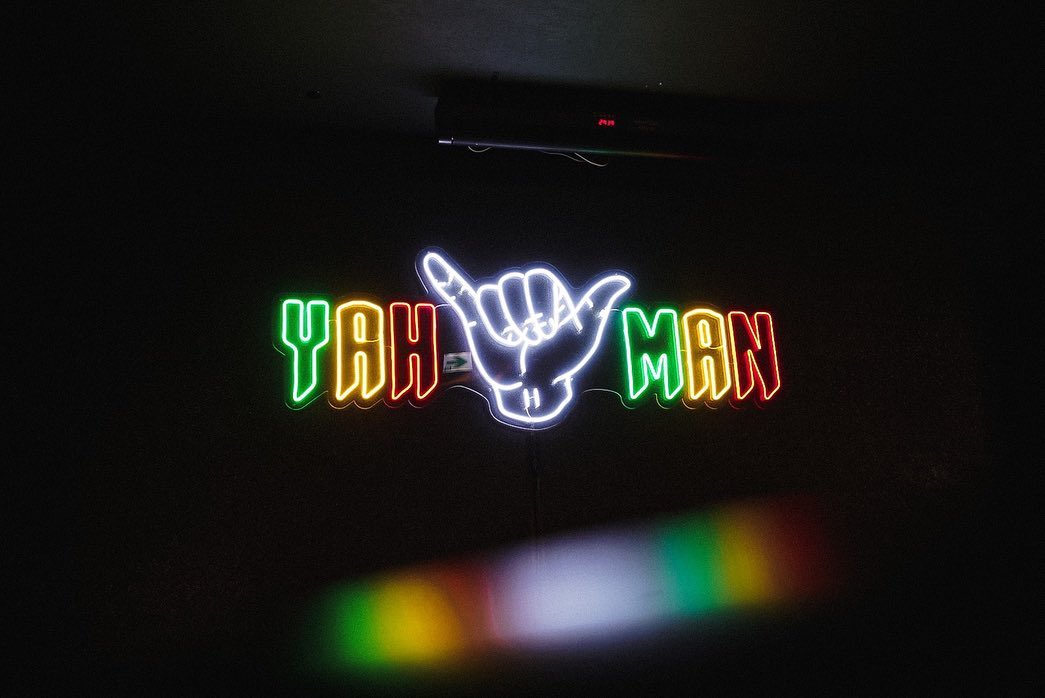 BAR YAHMANのLEDネオンサイン制作事例｜福岡市中洲・バー店内装飾