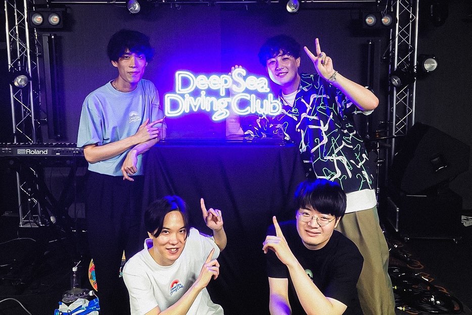 Deep Sea Diving ClubのLEDネオンサイン制作事例｜福岡・ライブツアーステージ装飾
