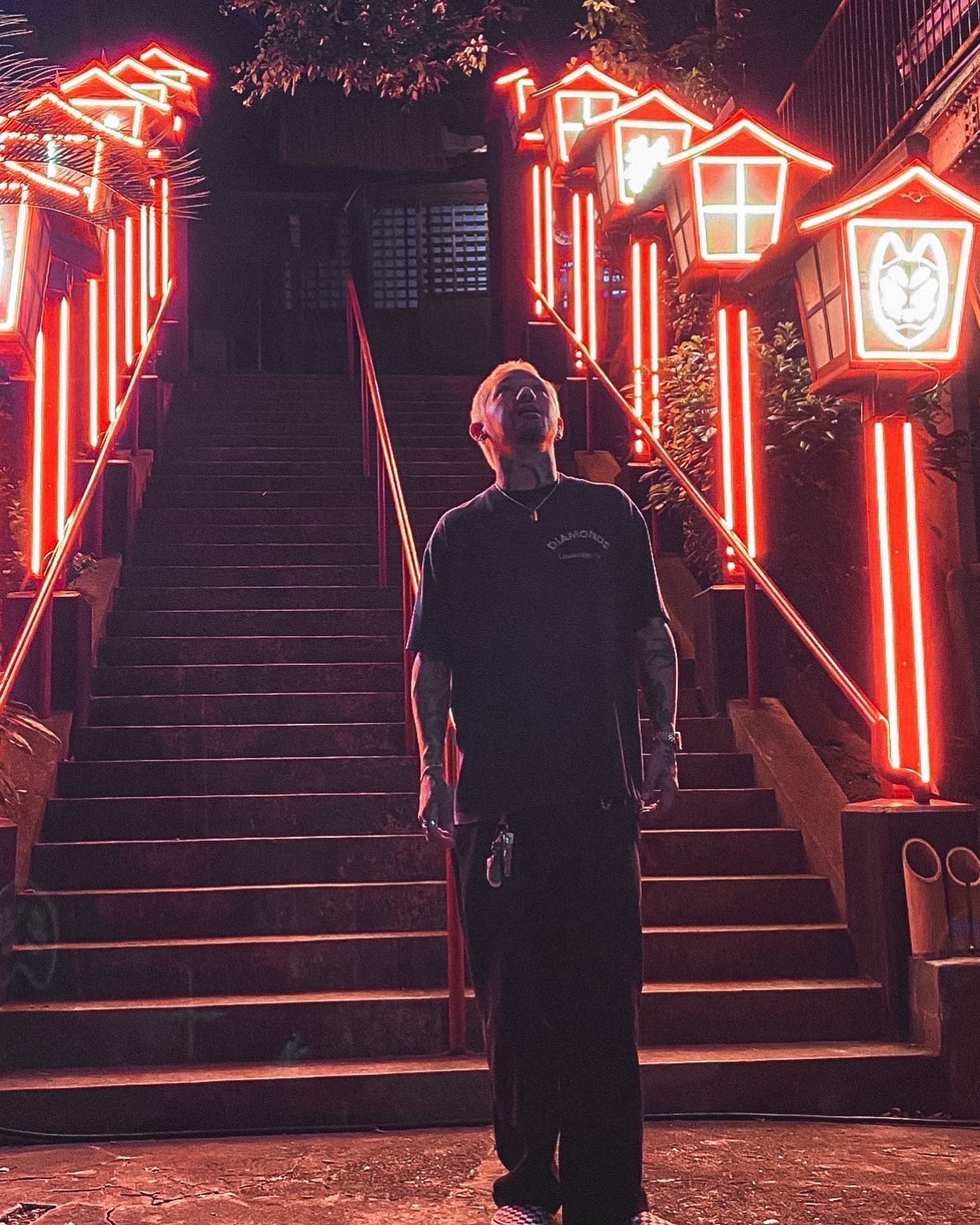 サイバー神社（JESSE × 中司孫太郎稲荷神社）のLEDネオンサイン制作事例｜アーティストコラボ