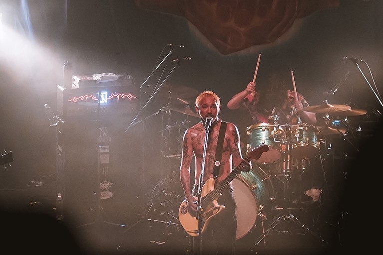JESSE（THE BONEZ）のギターアンプに、ネオンをインストールしました