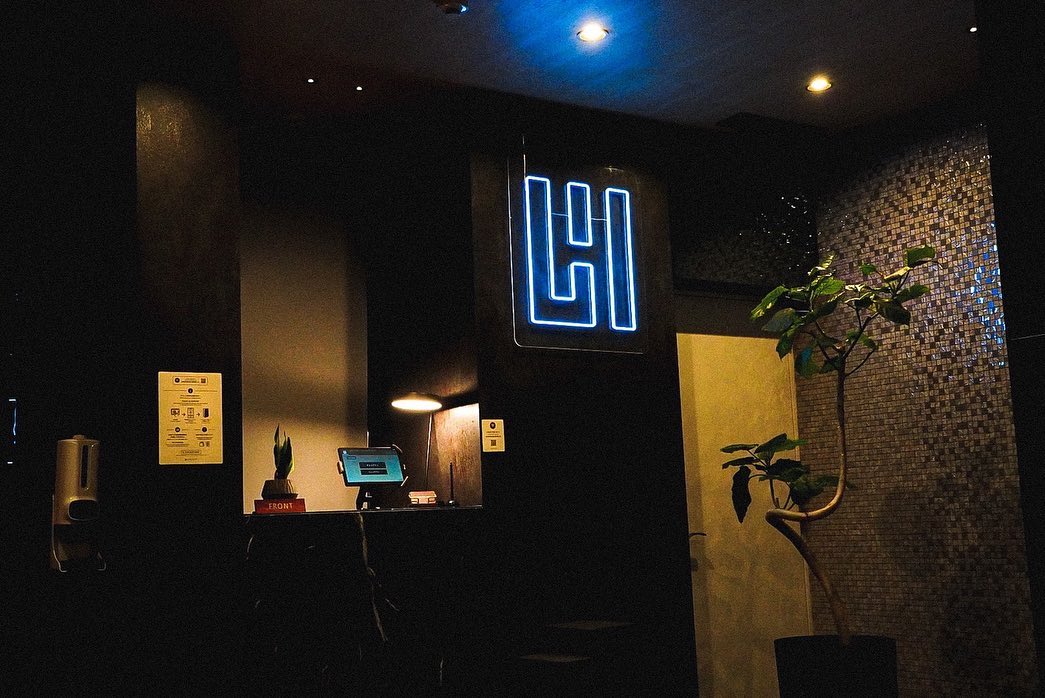 LINK HOUSE HOTELのLEDネオンサイン制作事例｜福岡市中央区のデザインホテル・フロント