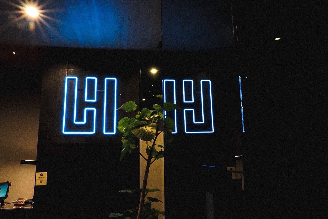 LINK HOUSE HOTEL フロントを灯すLEDネオンサイン