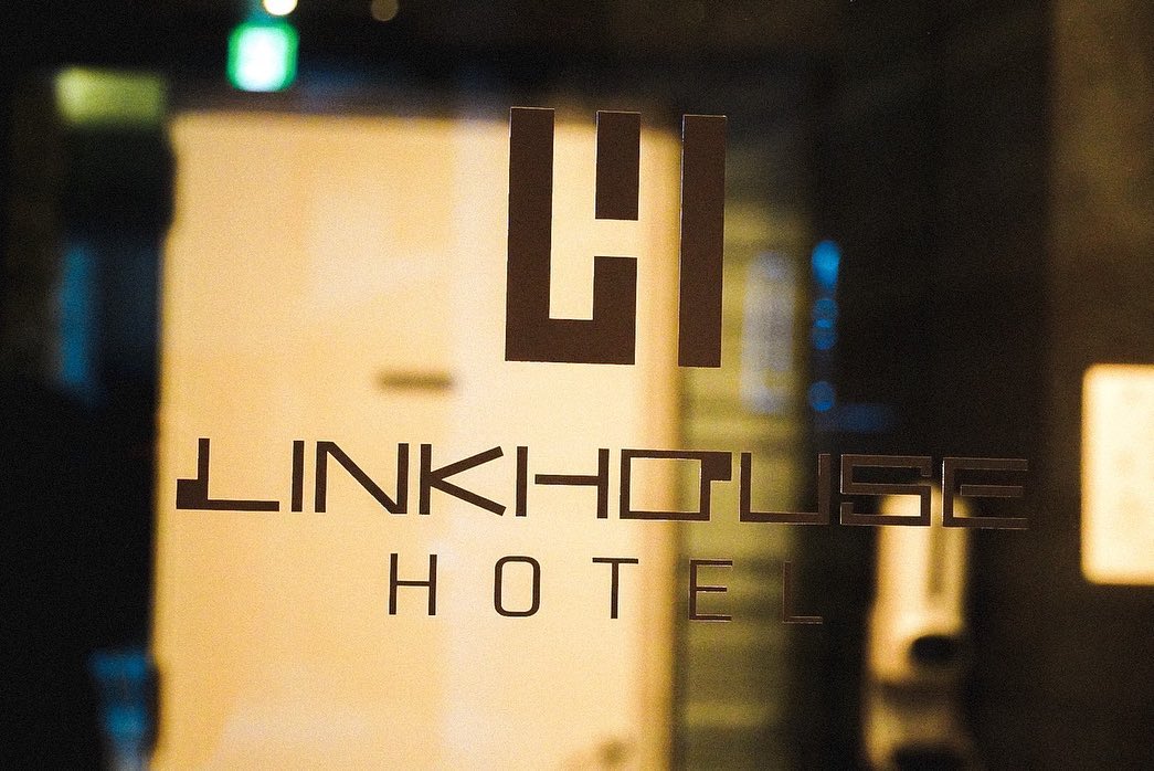 LINK HOUSE HOTEL フロントを灯すLEDネオンサイン