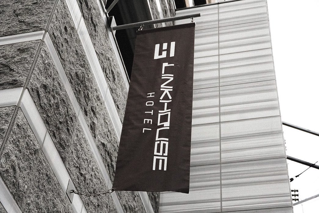 LINK HOUSE HOTEL フロントを灯すLEDネオンサイン