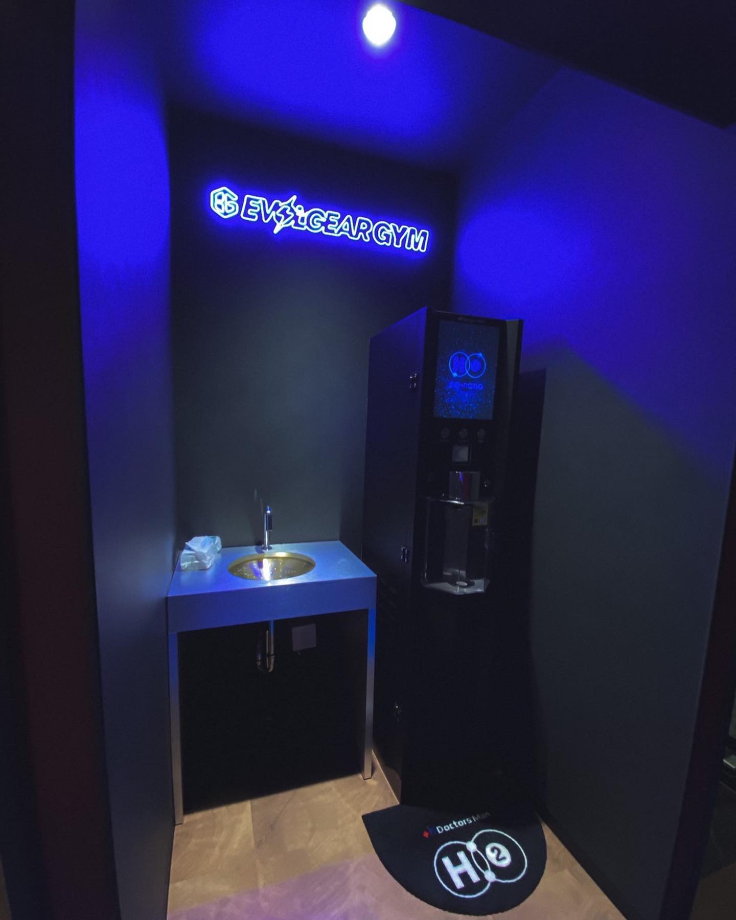 EVOLGEAR GYM さまの店舗内装LEDネオンサイン制作事例｜福岡・トレーニングジム