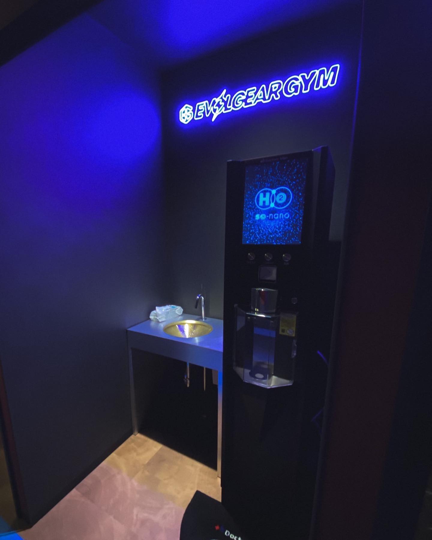 EVOLGEAR GYM さまの店舗内装を彩るLEDネオンサイン