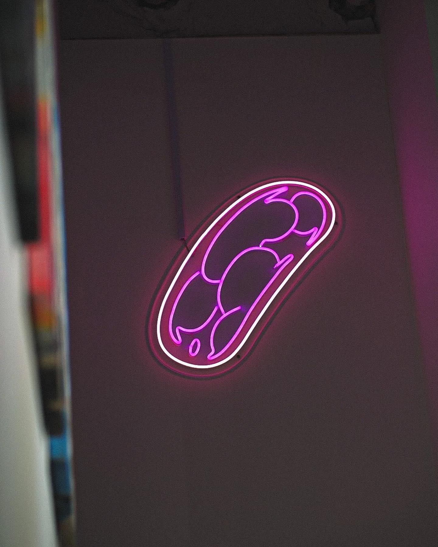 アーティストWOK22さんの個展を彩るLEDネオンサイン制作事例｜個展・展示用
