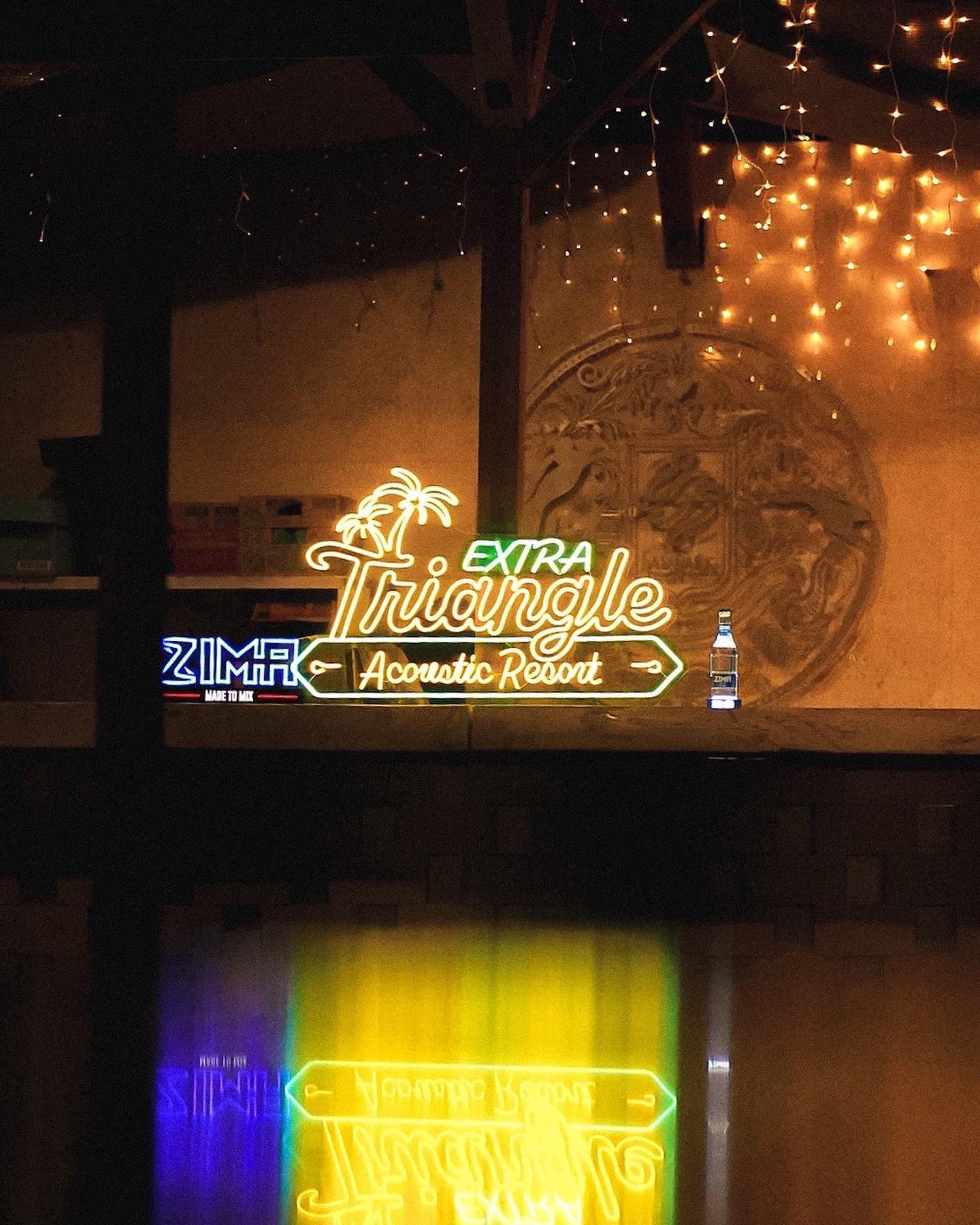 TRIANGLE EXTRA Acoustic Resort BARカウンターのLEDネオンサイン制作事例｜音楽イベント・特設ステージ