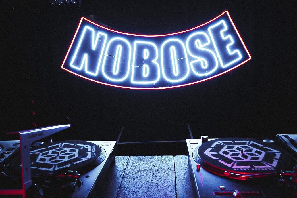 NOBOSEのLEDネオンサイン制作事例｜音楽・ライブ／ステージサイン