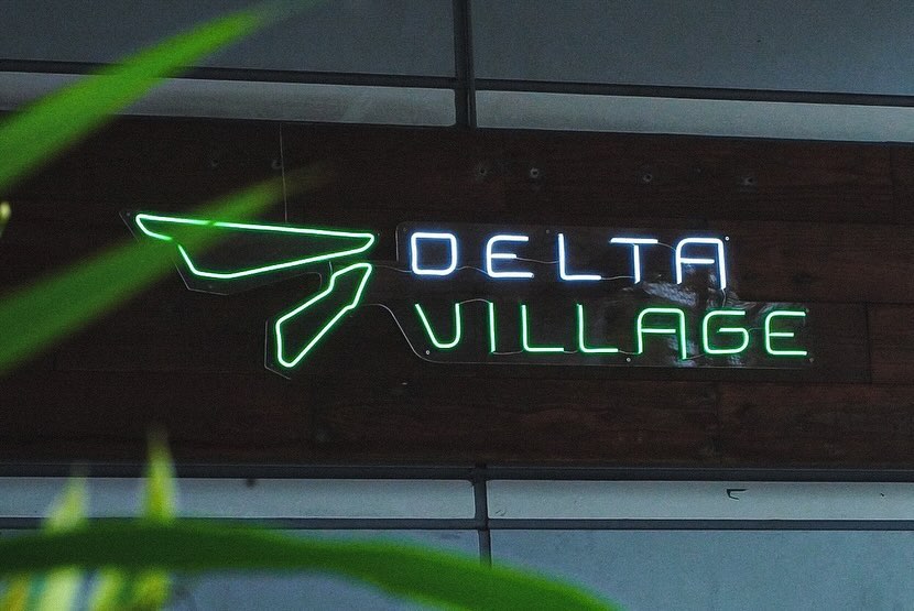 DELTA VILLAGEのLEDネオンサイン制作事例｜北九州・小倉駅前 e-sports cafe