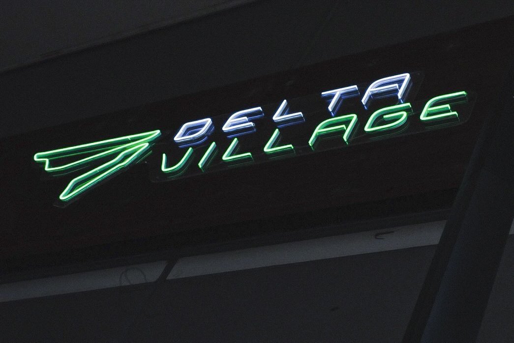 小倉駅前 e-sports cafe「DELTA VILLAGE」エントランスのLEDネオンサイン