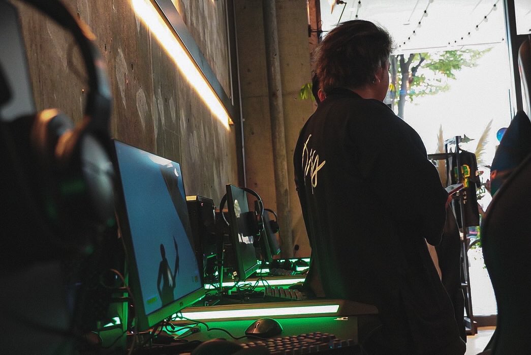 小倉駅前 e-sports cafe「DELTA VILLAGE」エントランスのLEDネオンサイン