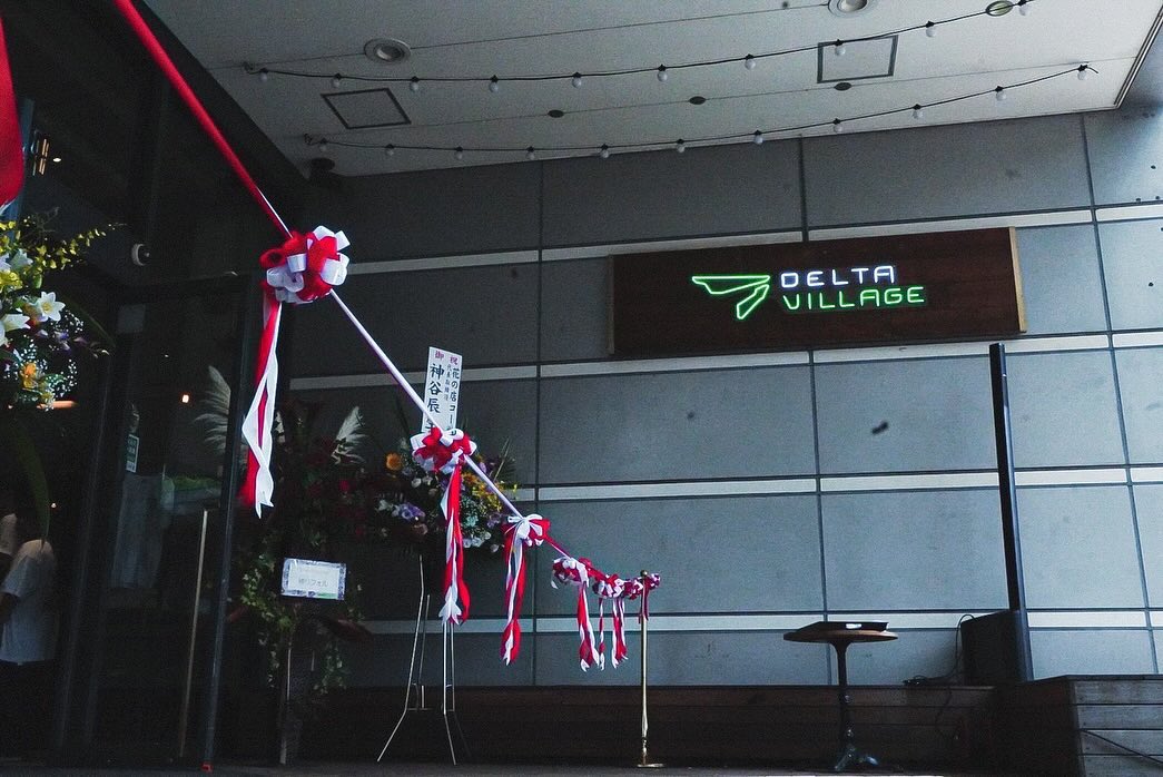 小倉駅前 e-sports cafe「DELTA VILLAGE」エントランスのLEDネオンサイン