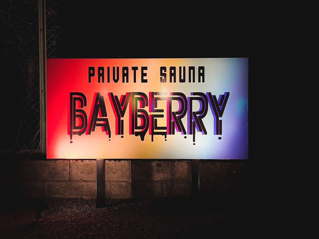 鹿児島県出水市のプライベートサウナ「BAYBERRY」店内ネオン制作事例