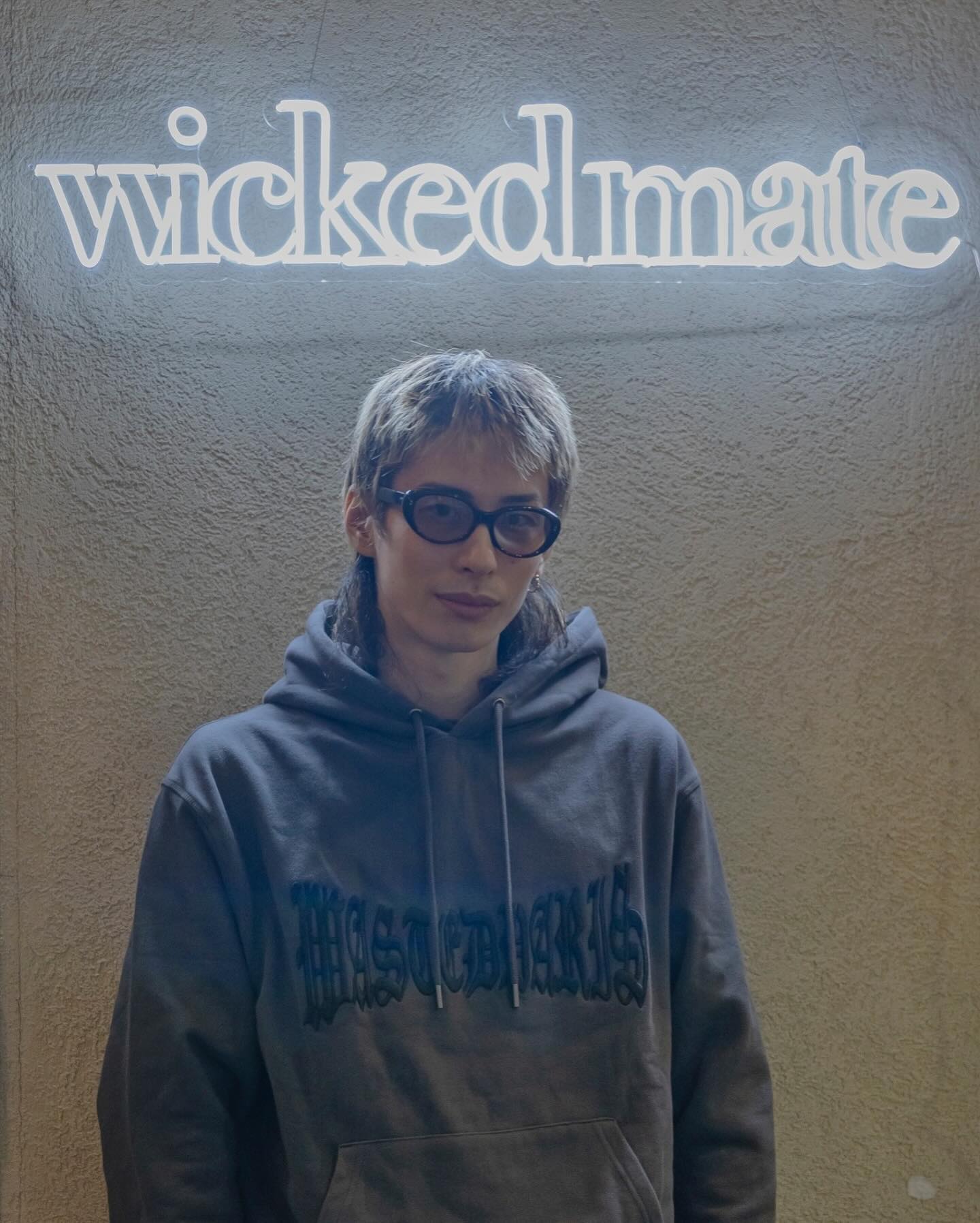 DJ WAKI発のアパレルブランド「wickedmate」ブランドロゴのLEDネオンサイン制作事例｜アパレルブランド