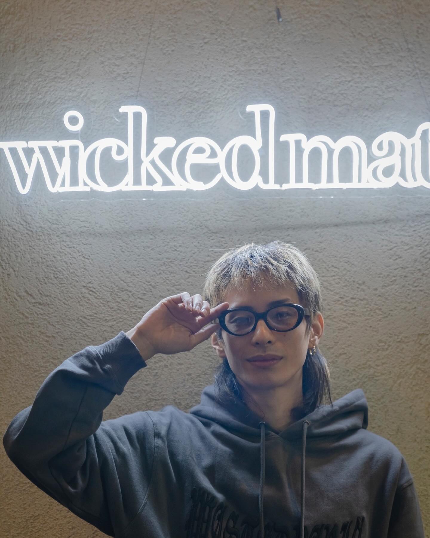 DJ WAKI発のアパレルブランド「wickedmate」ブランドロゴのLEDネオンサイン制作事例