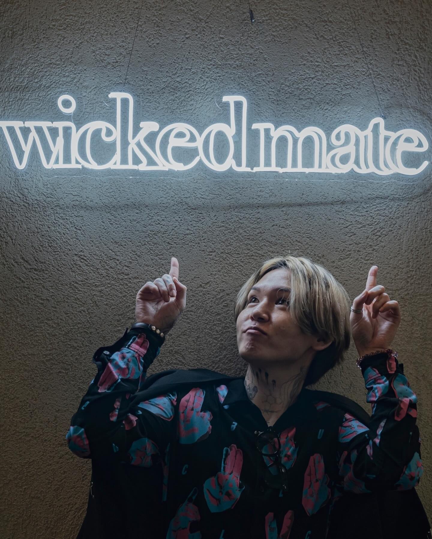 DJ WAKI発のアパレルブランド「wickedmate」ブランドロゴのLEDネオンサイン制作事例