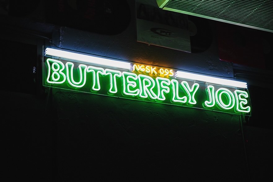 BUTTERFLY JOEのLEDネオンサイン制作事例｜長崎市・卓球バー