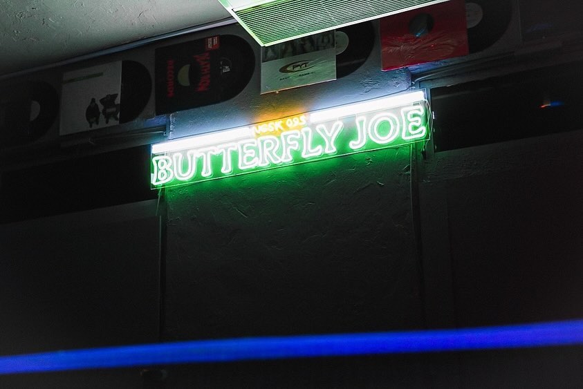 長崎市の卓球バー「BUTTERFLY JOE」店内を彩るLEDネオンサイン