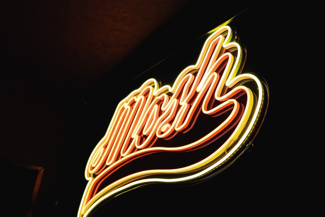 長崎市のBAR「MOSH」 店内を彩るLEDネオン制作事例