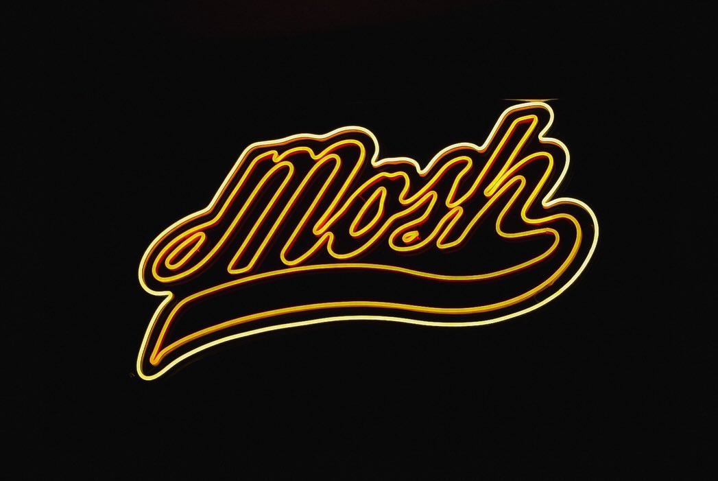 長崎市のBAR「MOSH」 店内を彩るLEDネオン制作事例