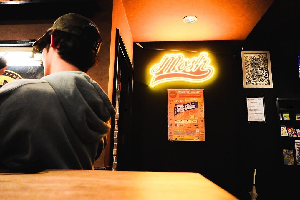 長崎市のBAR「MOSH」 店内を彩るLEDネオン制作事例