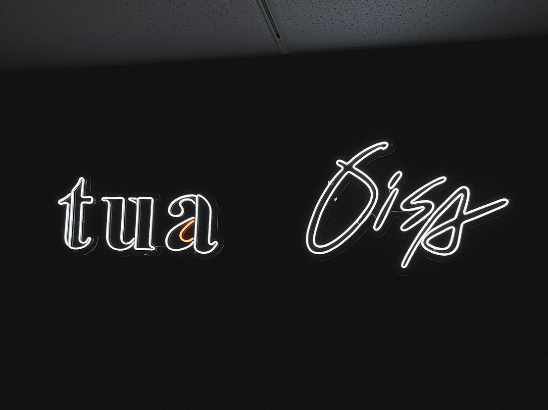 株式会社OISA／株式会社tua オフィスを彩るLEDネオンサイン