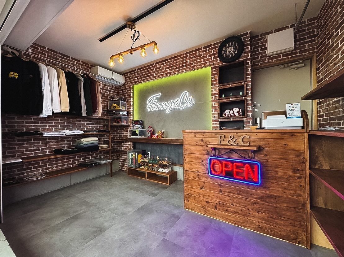 糸島・キッチンパレット内「Funny & Co」店内ネオンサイン制作事例