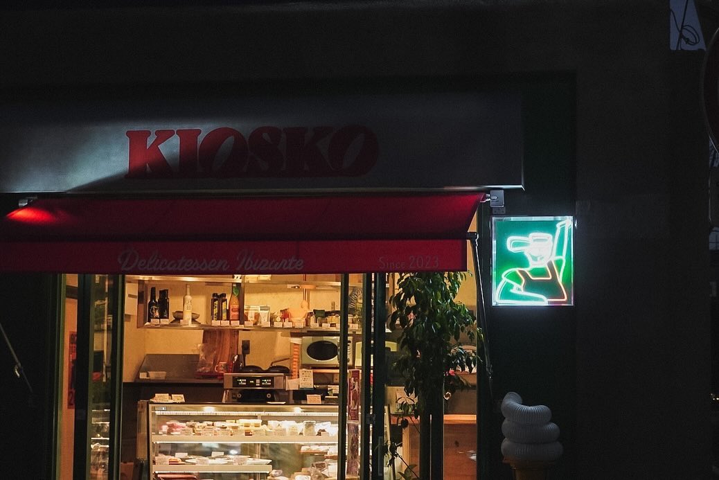 六本松「キオスコ(KIOSKO)」の屋外ネオンサイン
