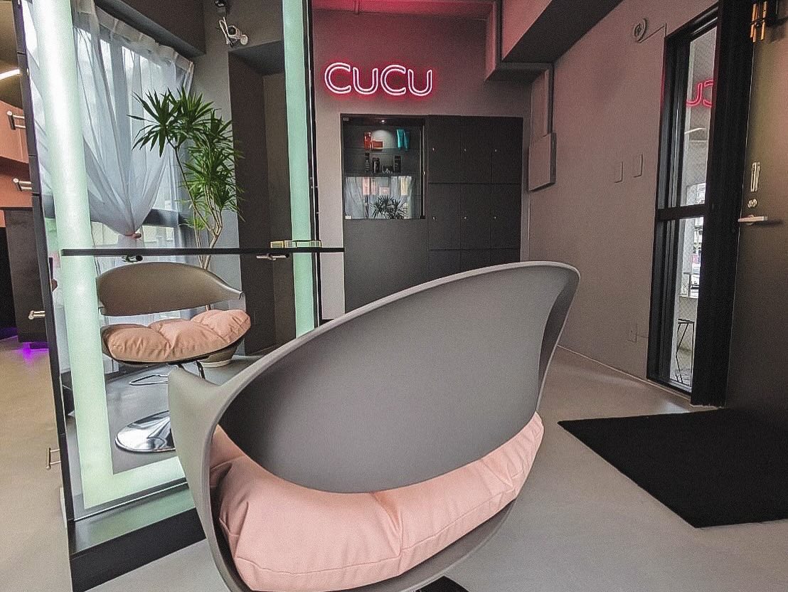 那覇・国際通りの美容室「CUCU」店内を彩るLEDネオンサイン