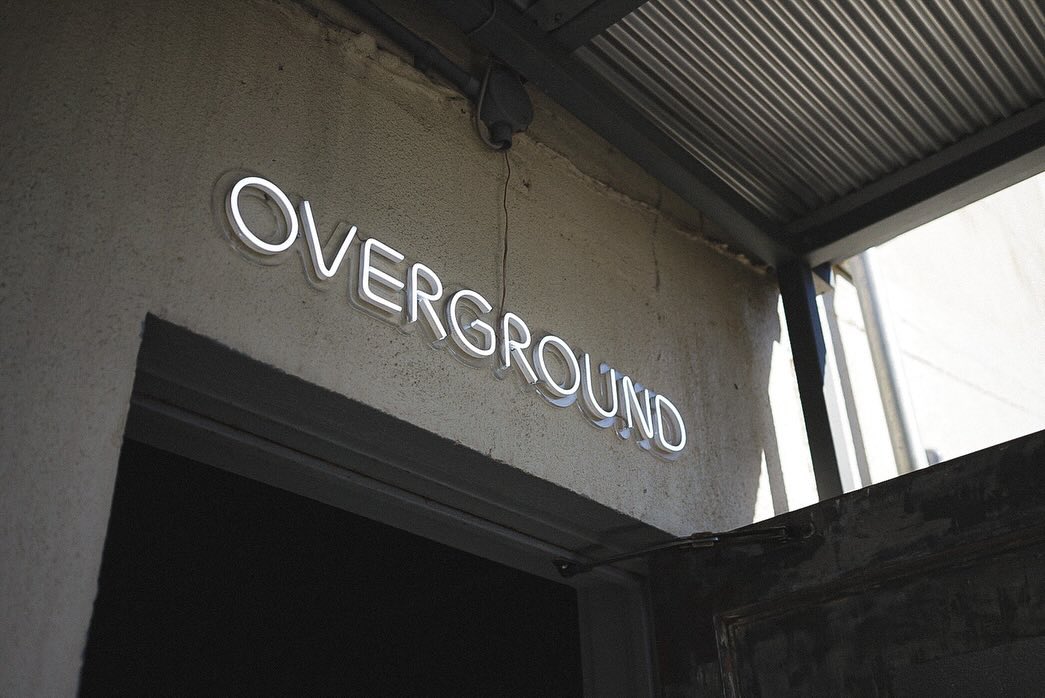 OVERGROUNDのLEDネオンサイン制作事例｜福岡・博多のアートスペース