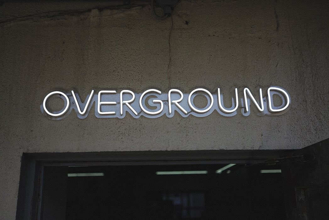 福岡・博多のアートスペース「OVERGROUND」エントランスを照らすLEDネオンサイン