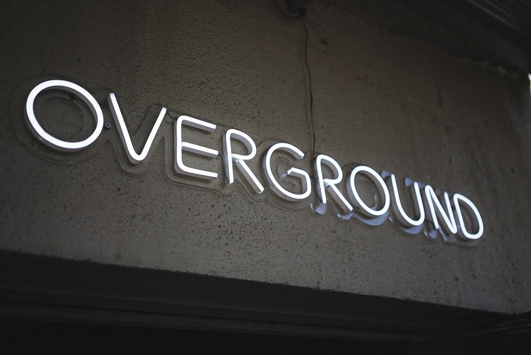 福岡・博多のアートスペース「OVERGROUND」エントランスを照らすLEDネオンサイン
