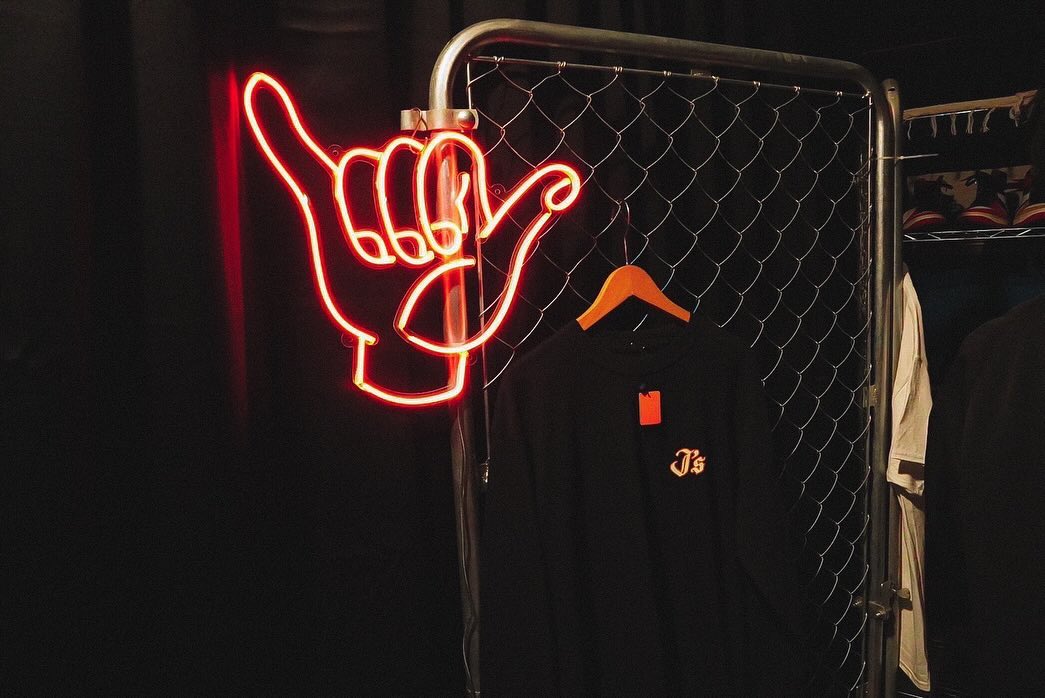 The BONEZ 10th Anniversary Tour「SUNTOWN」JSF物販ブースのLEDネオンサイン制作事例｜幕張メッセ・ライブ物販