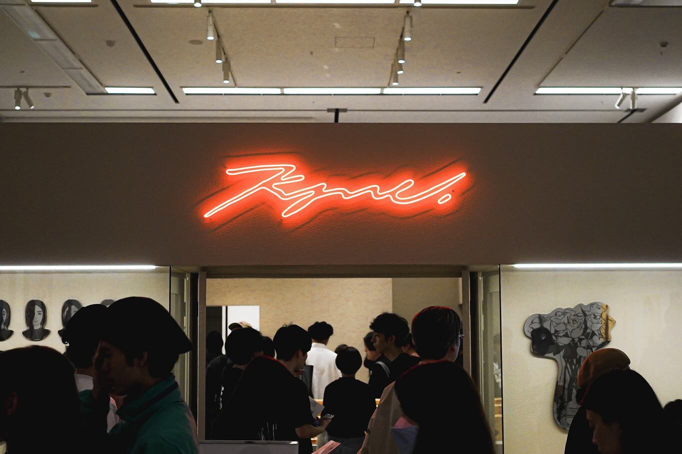 特別展「ADAPTATION - KYNE」 受付・物販スペースのLEDネオン