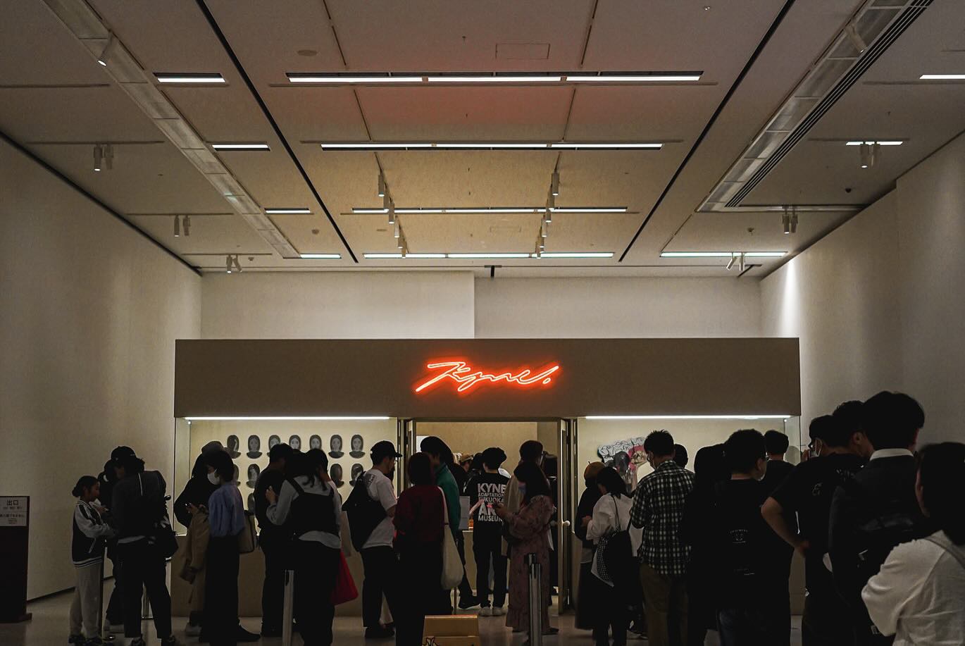 特別展「ADAPTATION - KYNE」 受付・物販スペースのLEDネオン