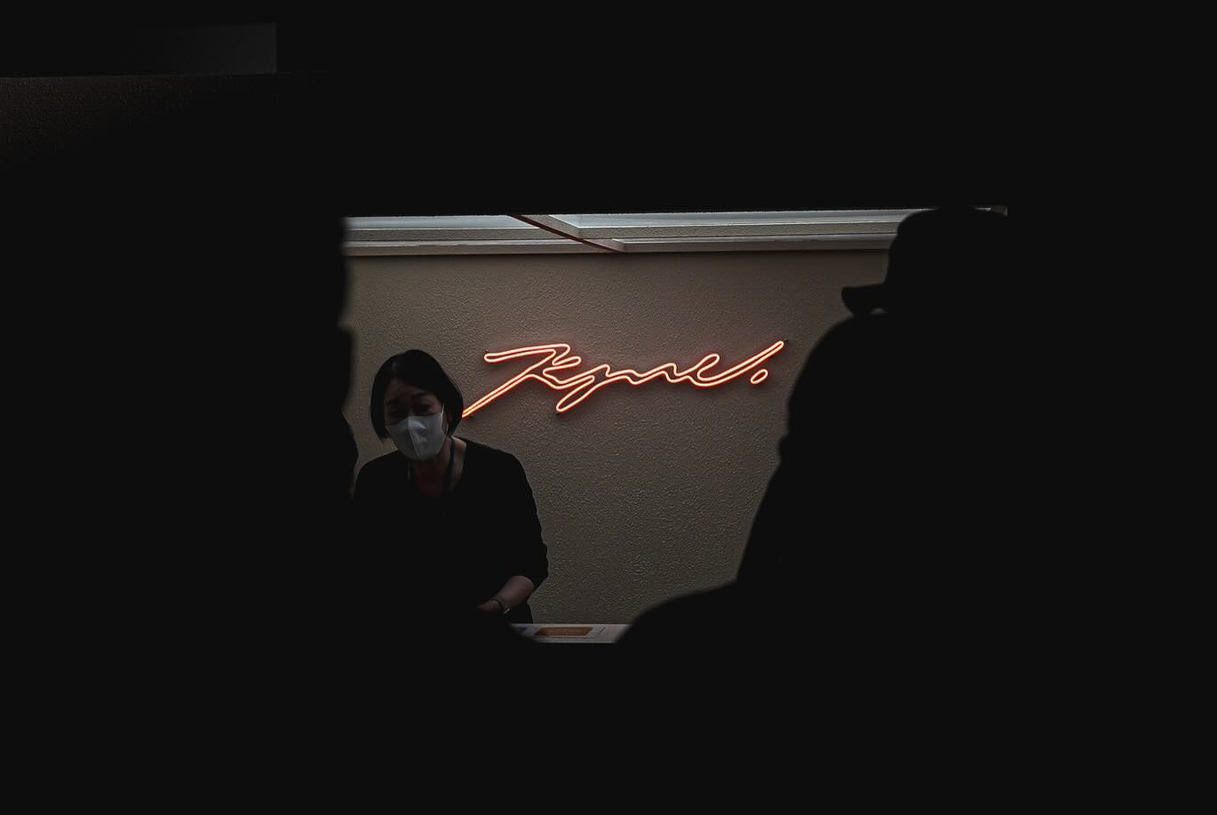 特別展「ADAPTATION - KYNE」 受付・物販スペースのLEDネオン