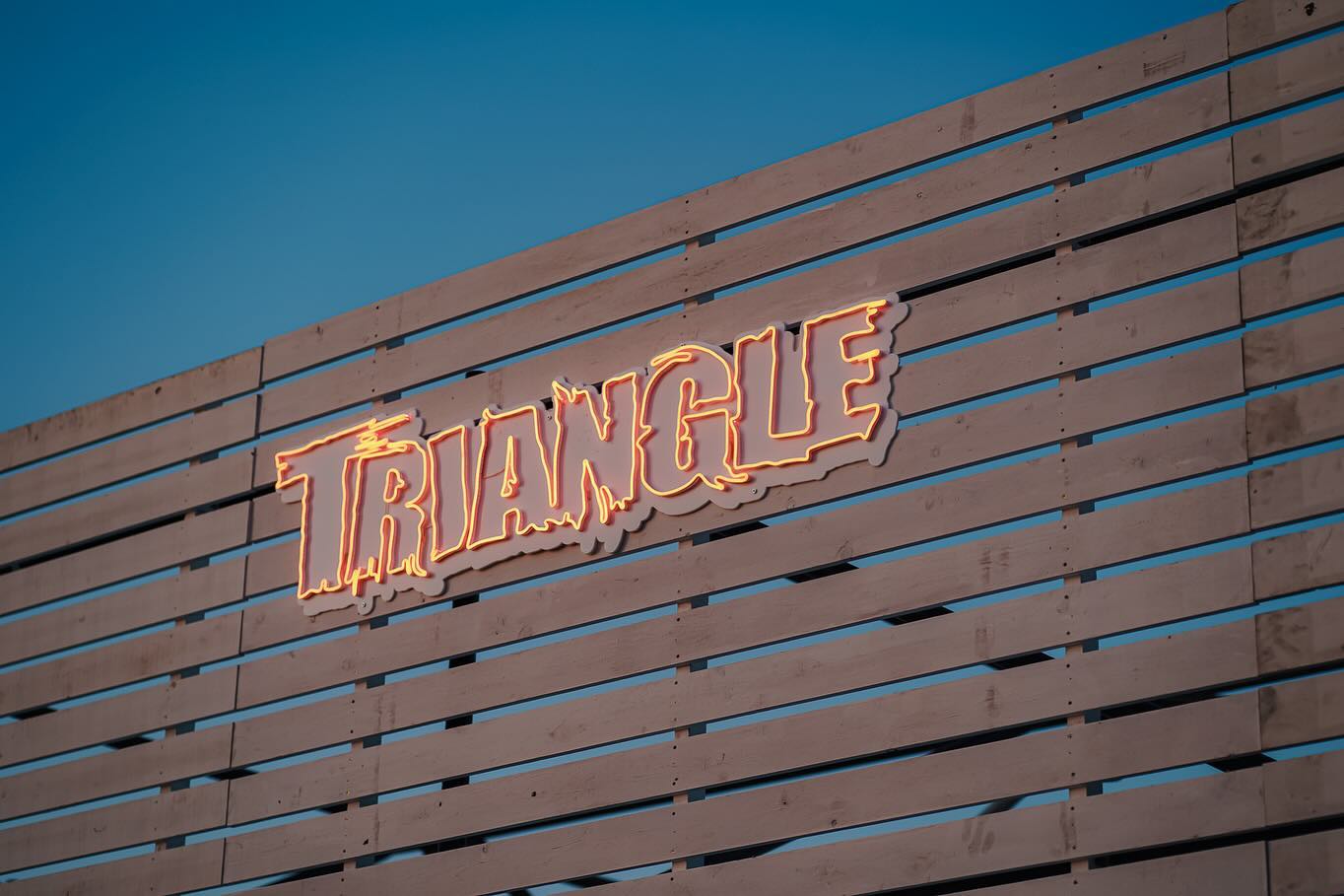 音楽フェス「TRIANGLE 2024」現場ネオン