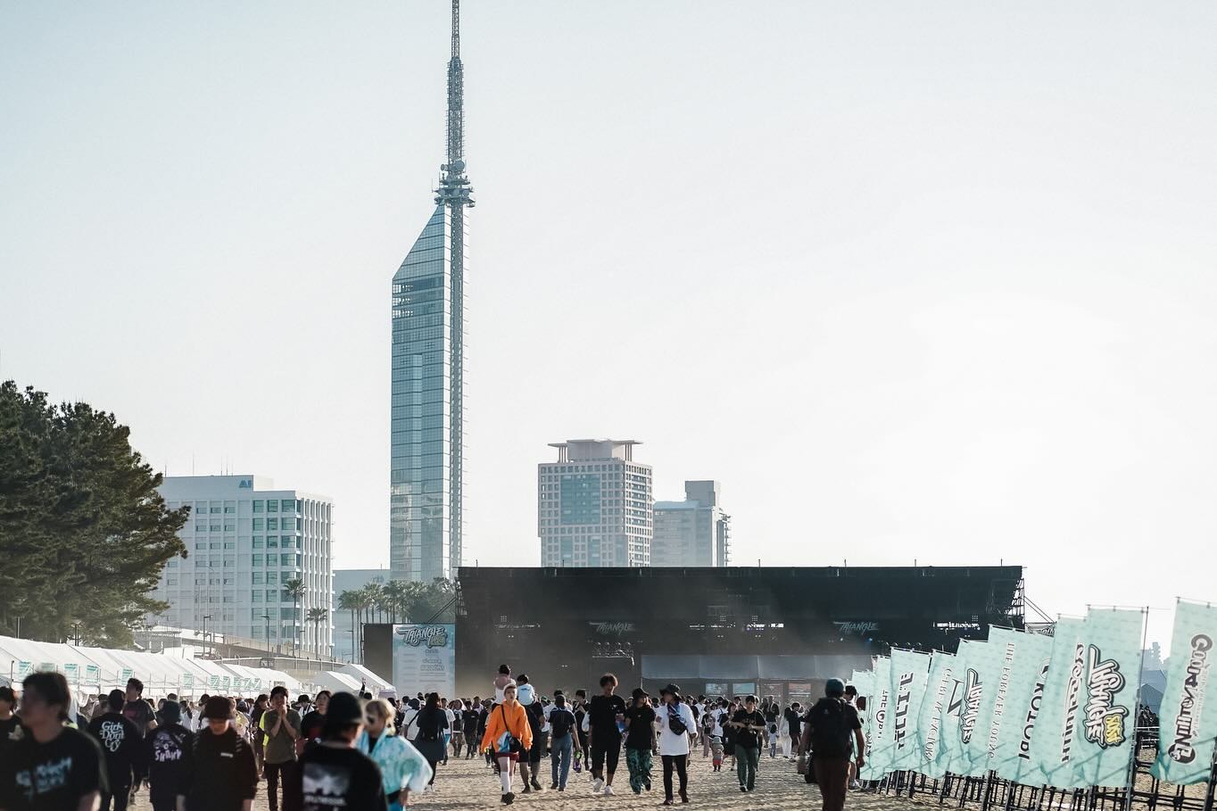 音楽フェス「TRIANGLE 2024」現場ネオン