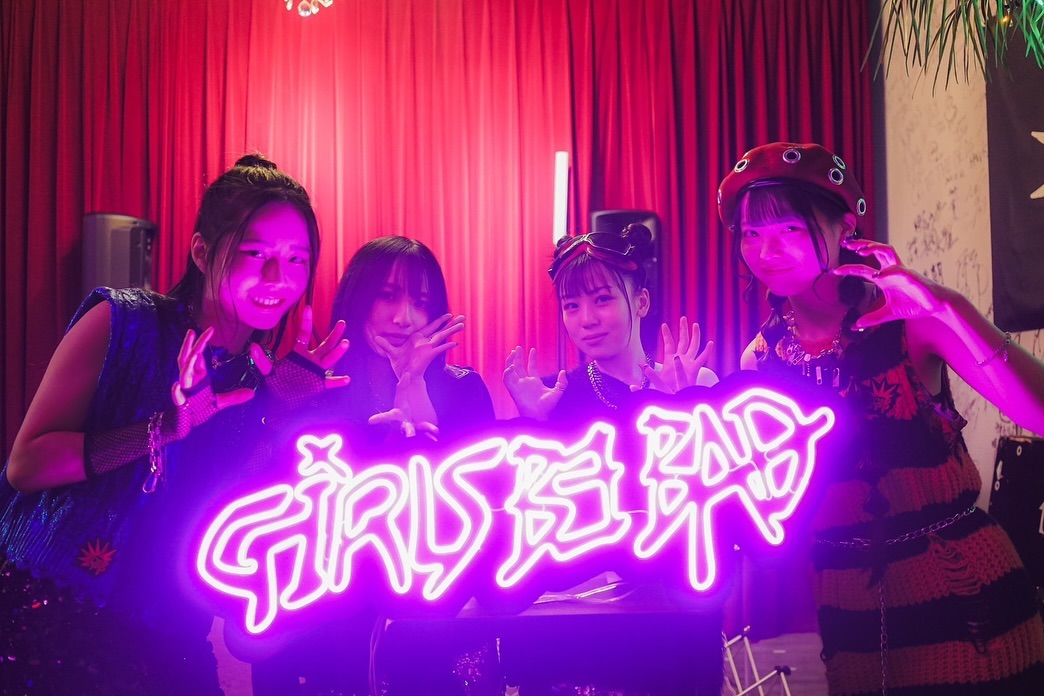 Girls be badのLEDネオンサイン制作事例｜音楽グループ・ロゴネオン
