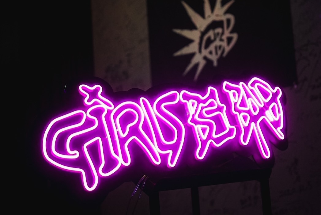 音楽グループ「Girls be bad」のロゴネオン