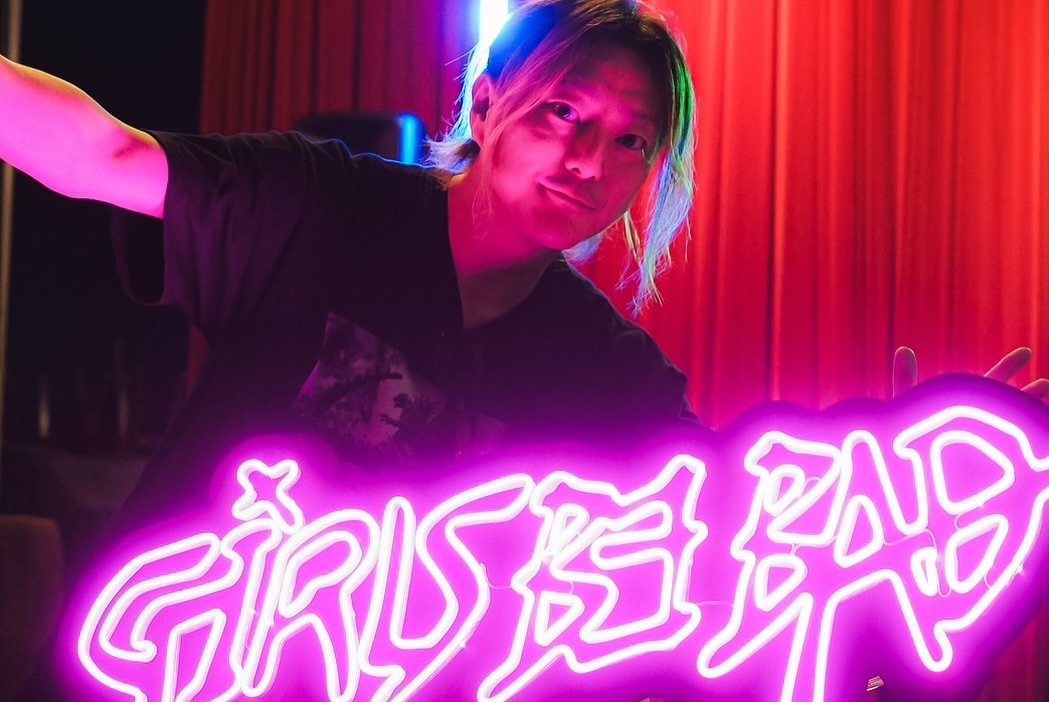 音楽グループ「Girls be bad」のロゴネオン