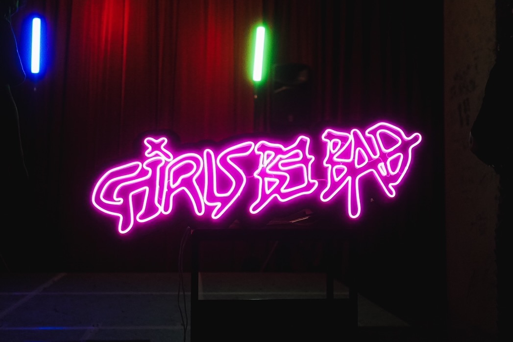 音楽グループ「Girls be bad」のロゴネオン