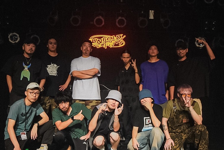 梅田サイファー TOUR『Unfold Collective』のLEDネオンサイン制作事例｜ステージ装飾・ライブツアー