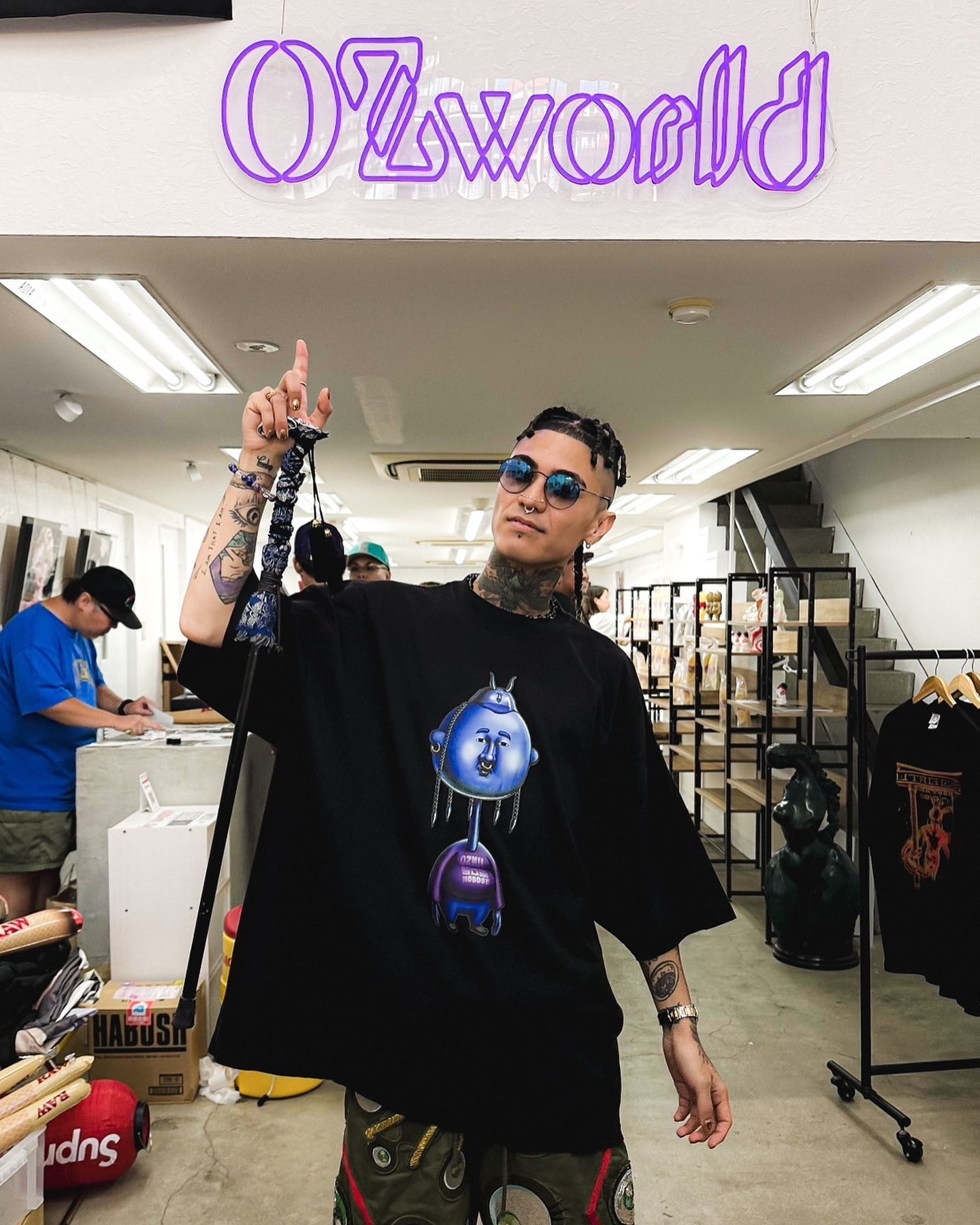 OZworldのLEDネオンサイン制作事例｜アーティスト・POP UP
