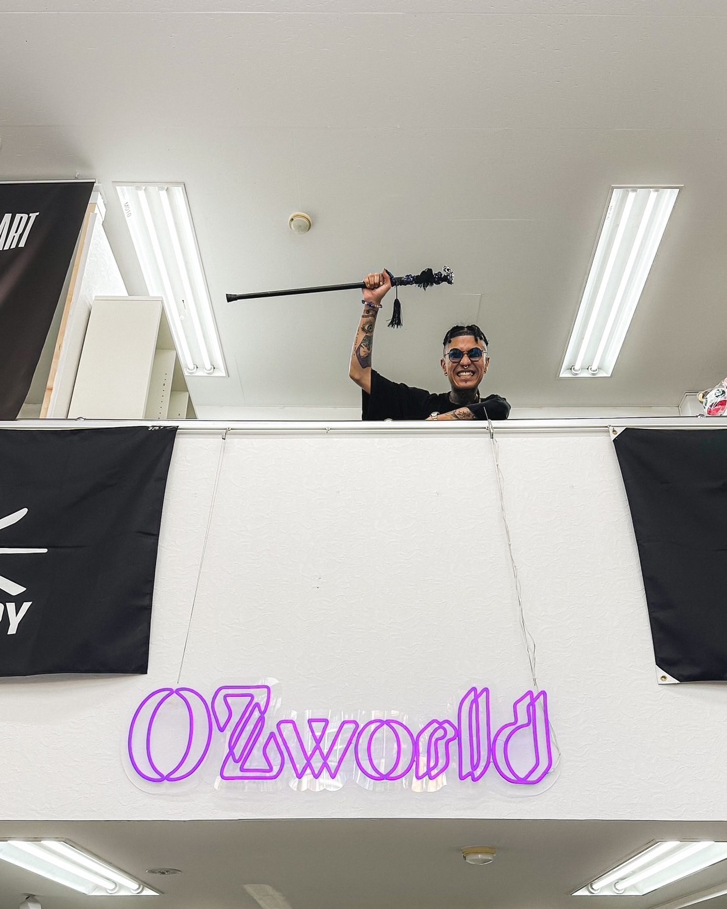 アーティストOZworldのネオンサインを制作