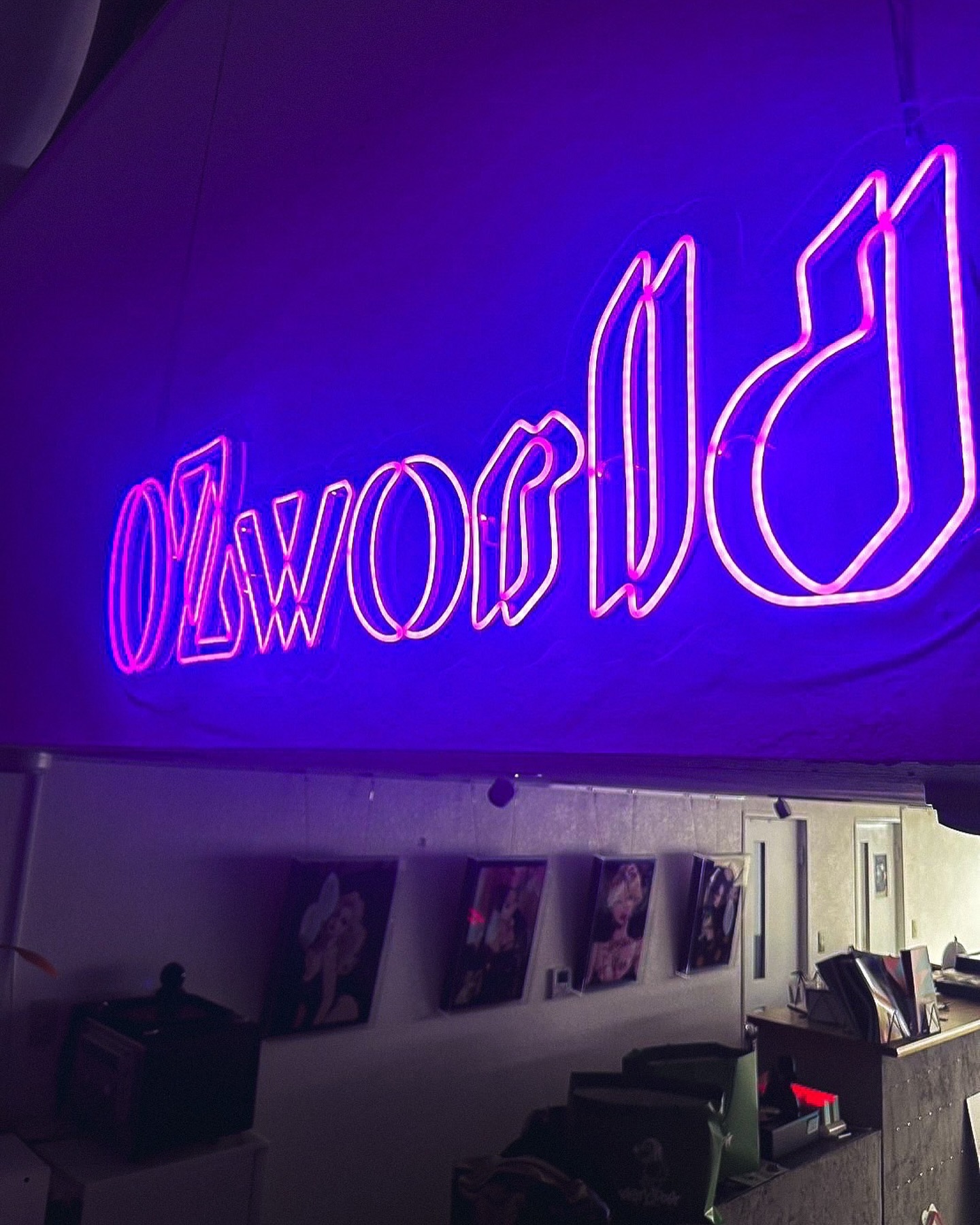 アーティストOZworldのネオンサインを制作