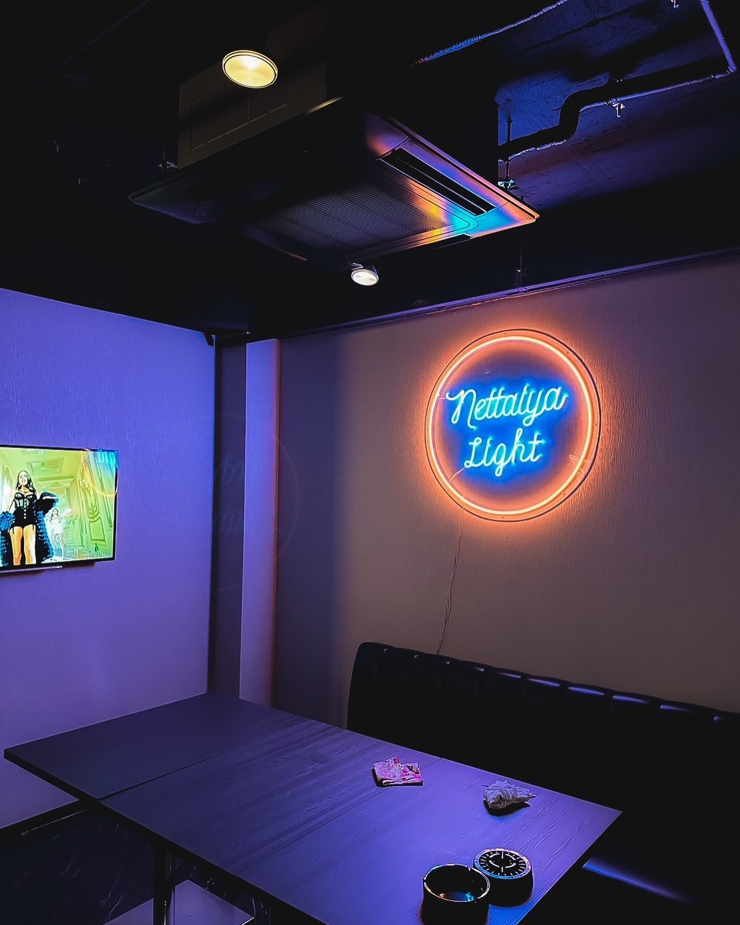 福岡・中洲「熱帯夜Light」店内を彩るサークル型LEDネオンサイン