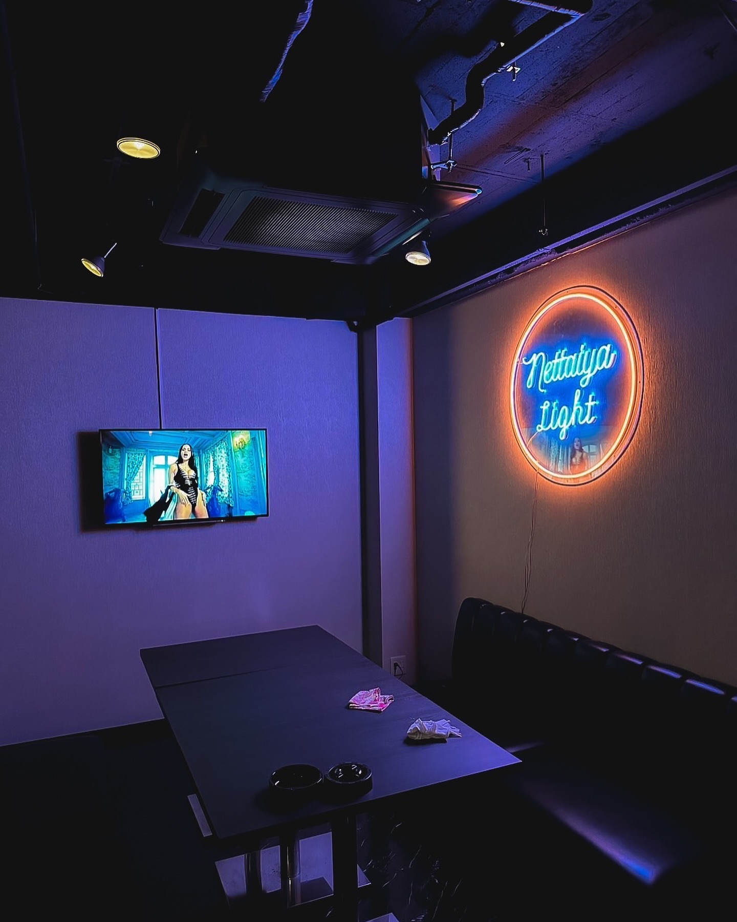 福岡・中洲「熱帯夜Light」店内を彩るサークル型LEDネオンサイン